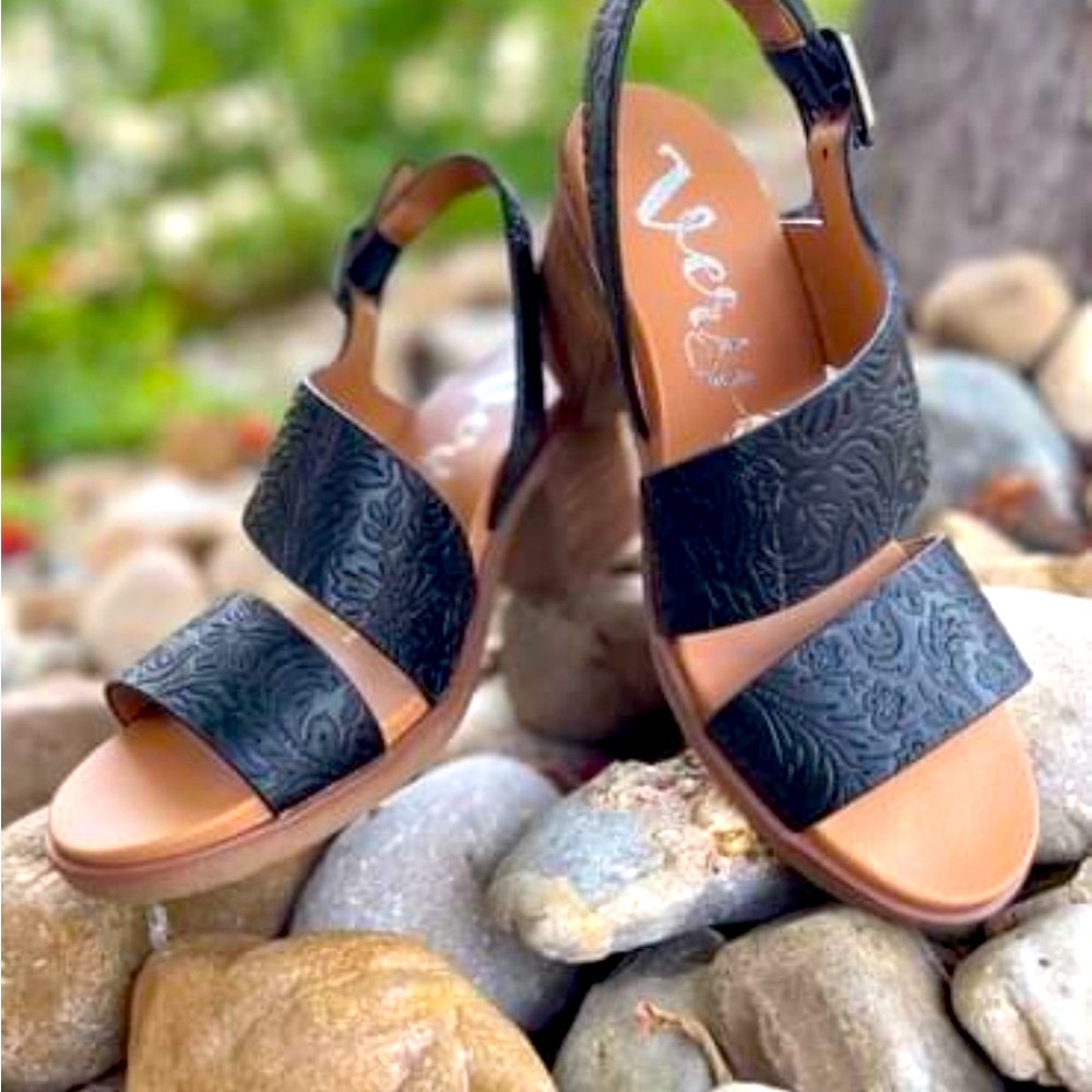 Zarina  black sandals with a heel size 9.5
